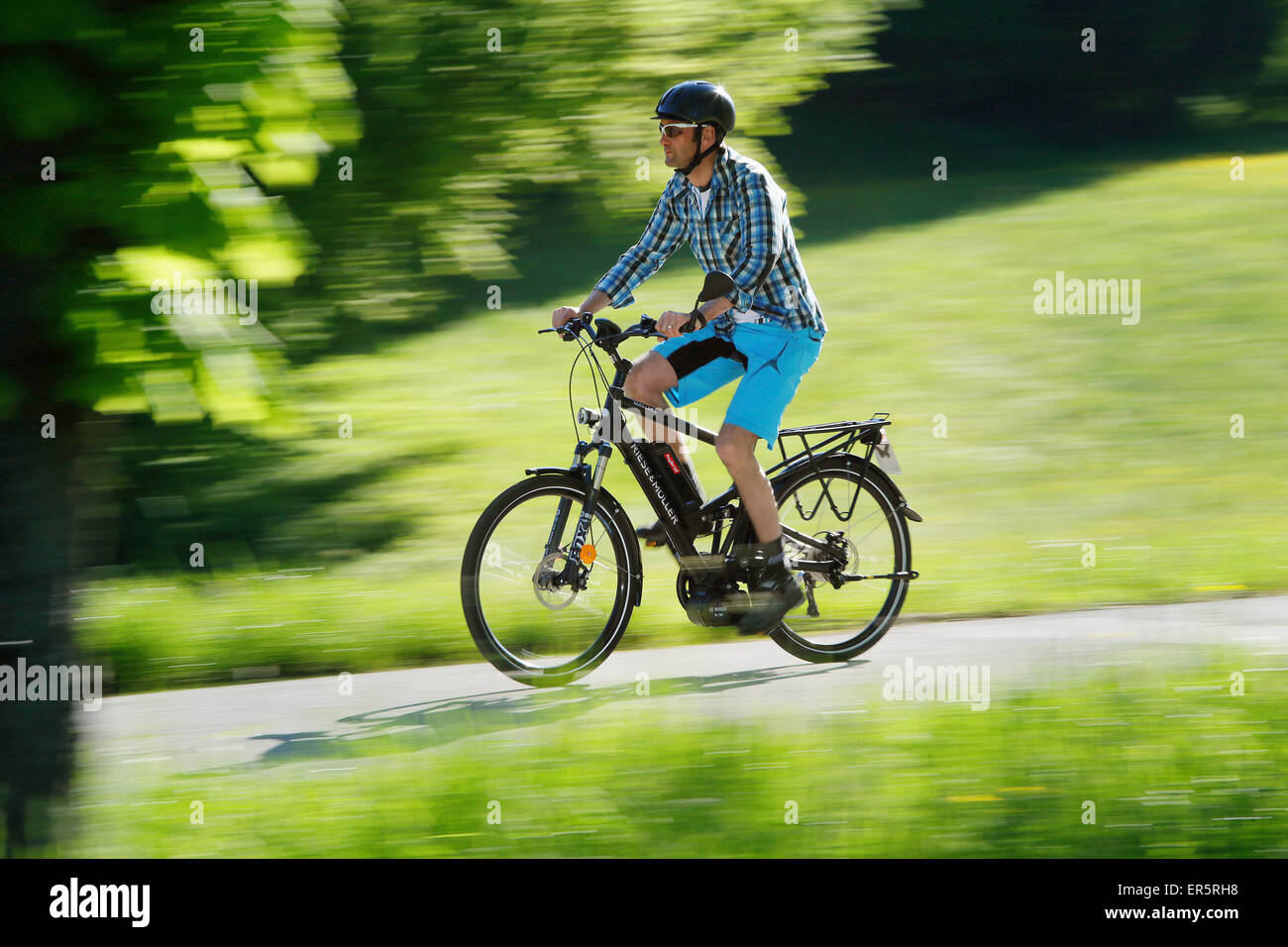 Pedelec ciclista sulla strada, Alta Baviera, Germania Foto Stock