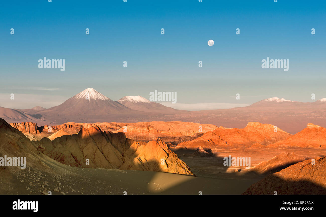 I vulcani Licancabur e Juriques, Cordillera de la Sal, il deserto di Atacama, Cile Foto Stock