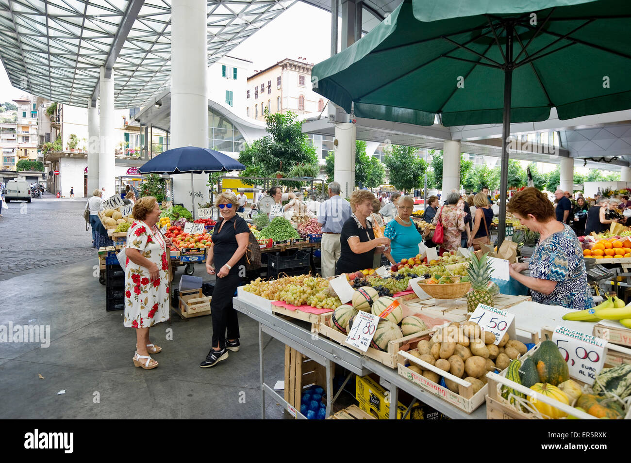 Mercato settimanale in Piazza Cavour, La Spezia, Liguria, Italia Foto Stock