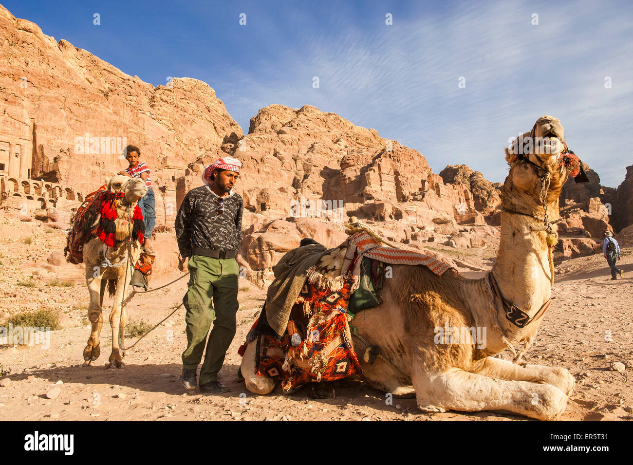 Due uomini con dromedari, Petra, Giordania, Medio Oriente Foto Stock
