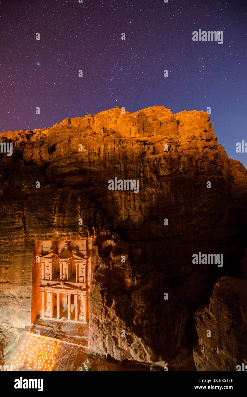 Al Khazneh a lume di candela, Petra, Giordania, Medio Oriente Foto Stock