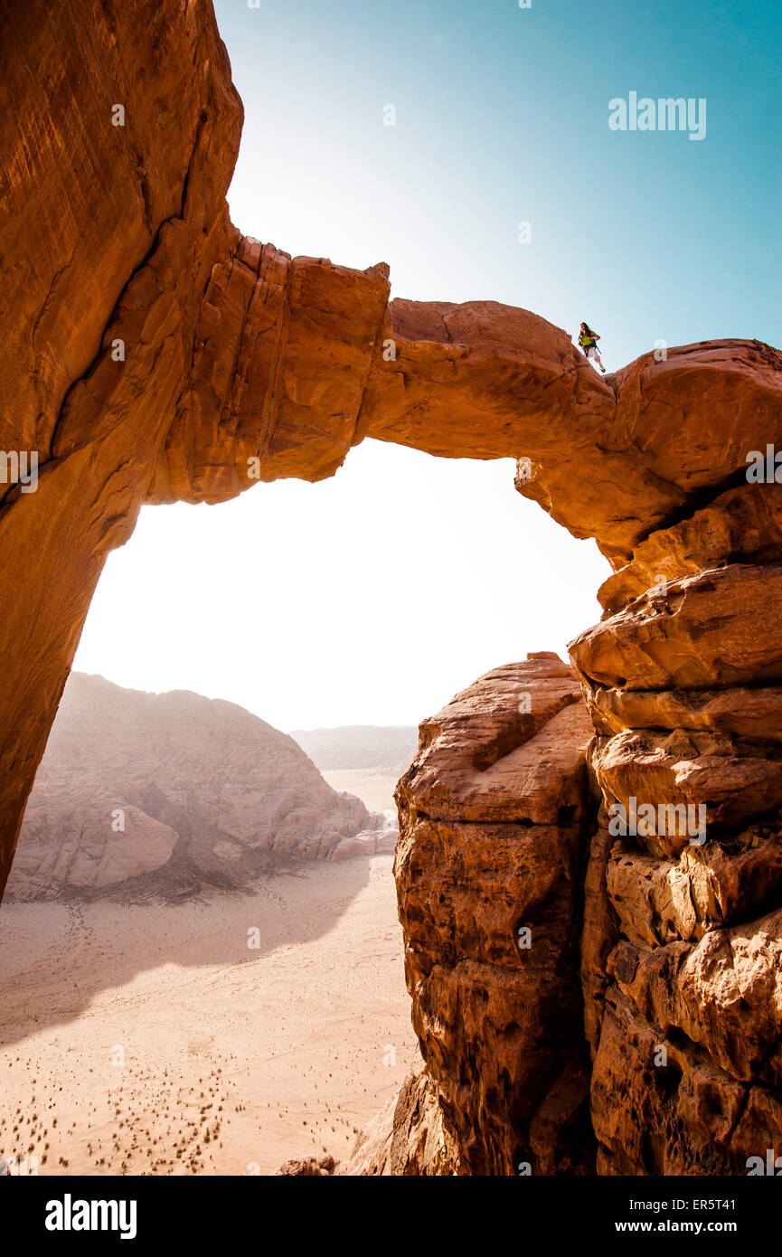 Donna in piedi su Jabal Umm Fruth Ponte di Roccia, Wadi Rum, Giordania, Medio Oriente Foto Stock