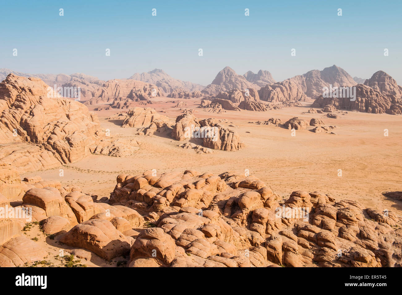 Il paesaggio del deserto con formazioni rocciose, Wadi Rum, Giordania, Medio Oriente Foto Stock