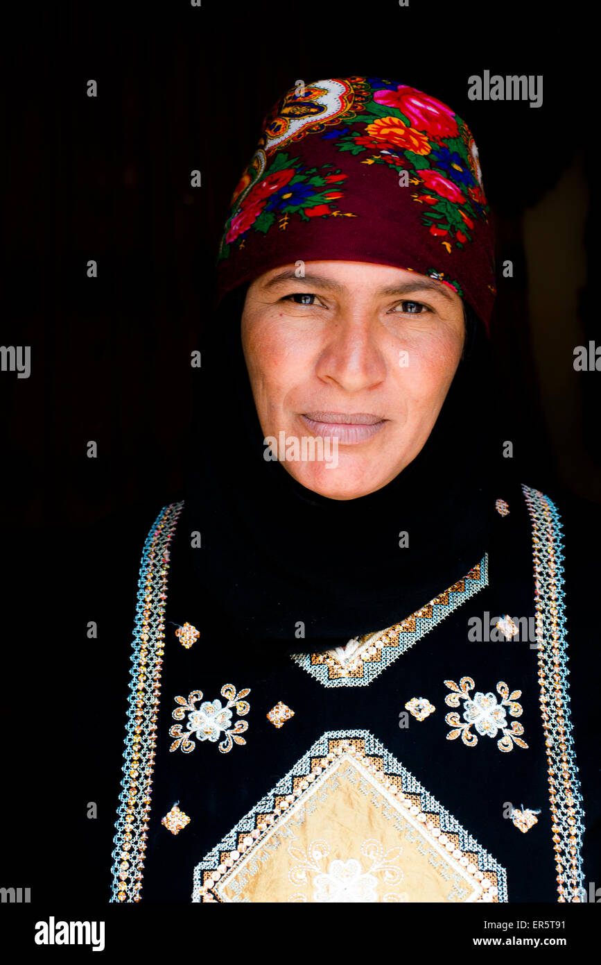 Ritratto di una donna beduina indossando il costume tradizionale, Wadi Rum, Giordania, Medio Oriente Foto Stock