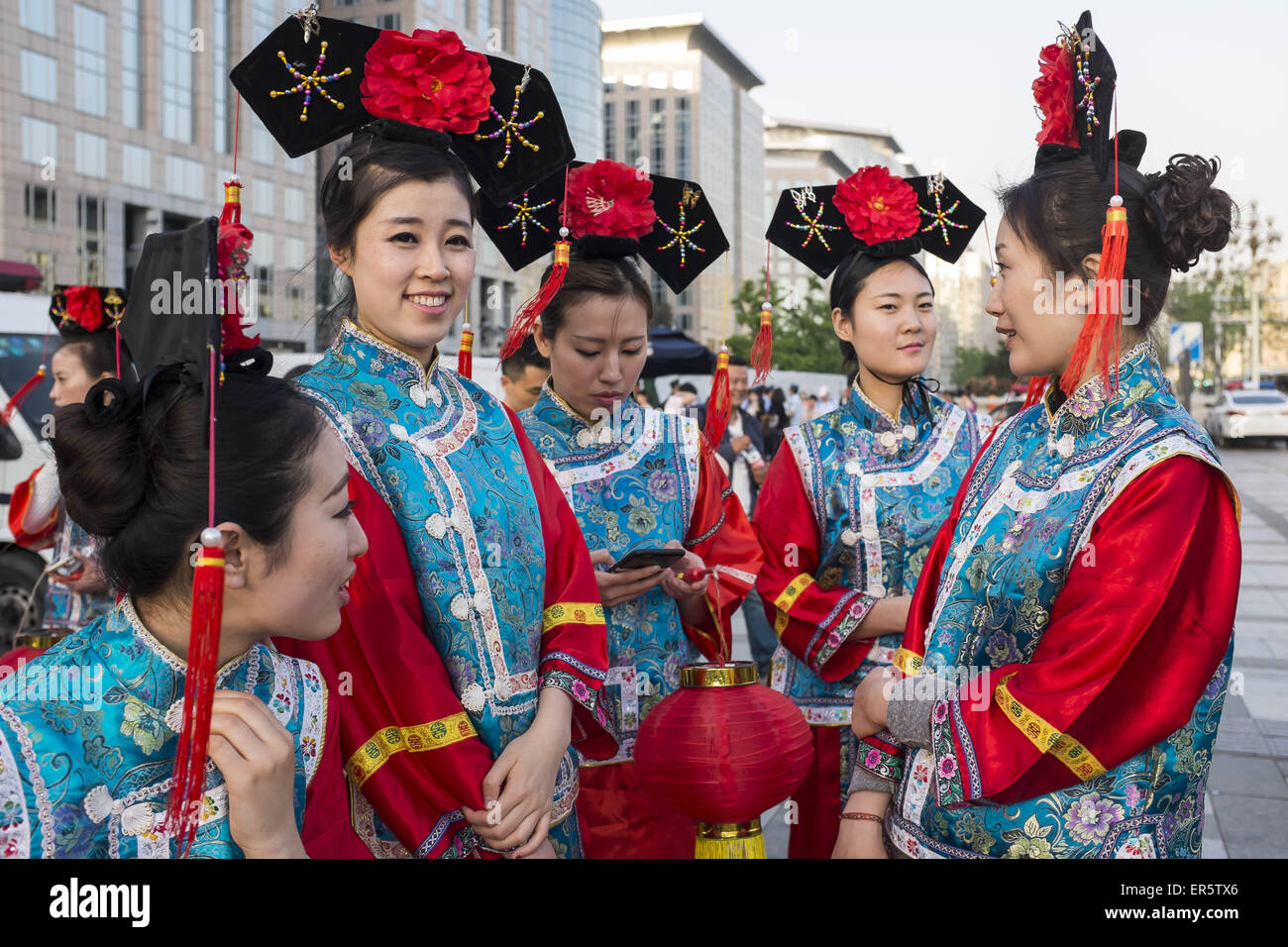 Le ragazze indossare la dinastia Qing vestiti a piedi a Wangfujing Street, Pechino, Cina. 13 Maggio, 2015. © Jiwei Han/ZUMA filo/Alamy Live News Foto Stock