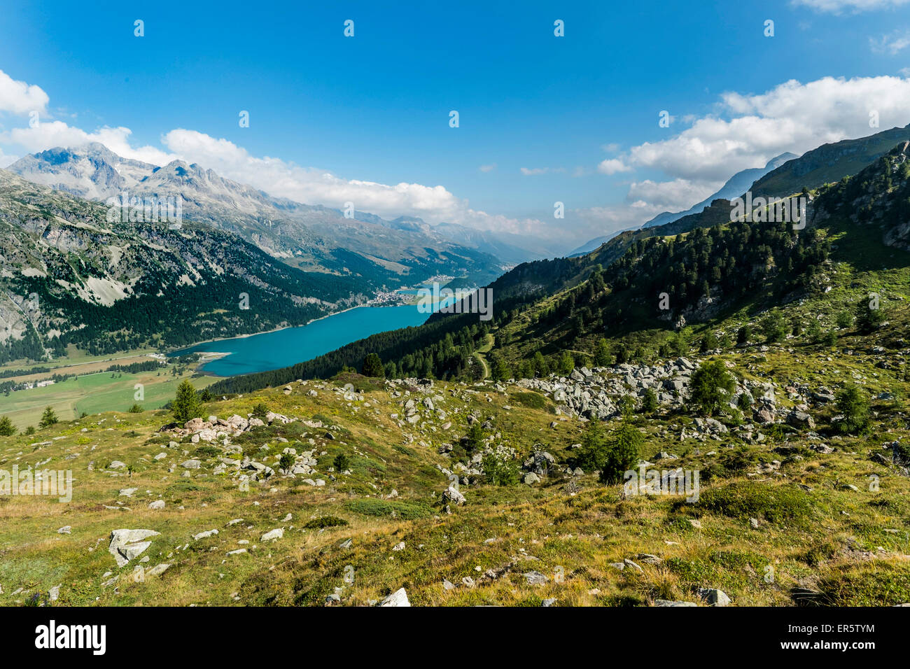 Vista sul lago di Silvaplana e Silvaplana, alta Engadina, Cantone dei Grigioni, Svizzera Foto Stock