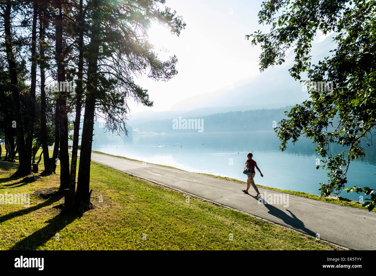 Vista sul lago di San Moritz, San Moritz, alta Engadina, cantone di Graunbuenden, Svizzera Foto Stock