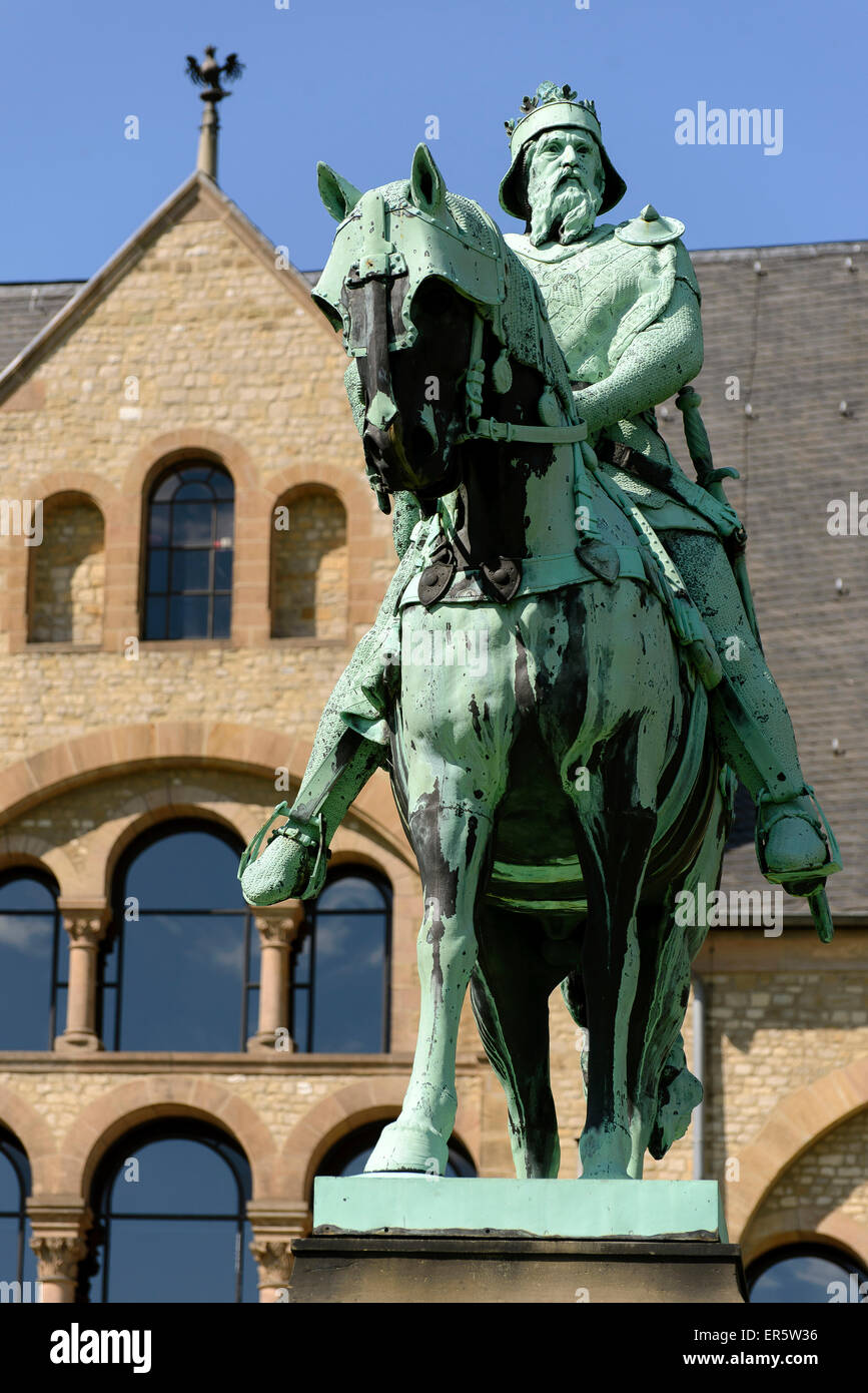 Statua di imperatore tedesco Barbarossa davanti al palazzo imperiale di Goslar, Harz, Bassa Sassonia, Germania, Europa Foto Stock