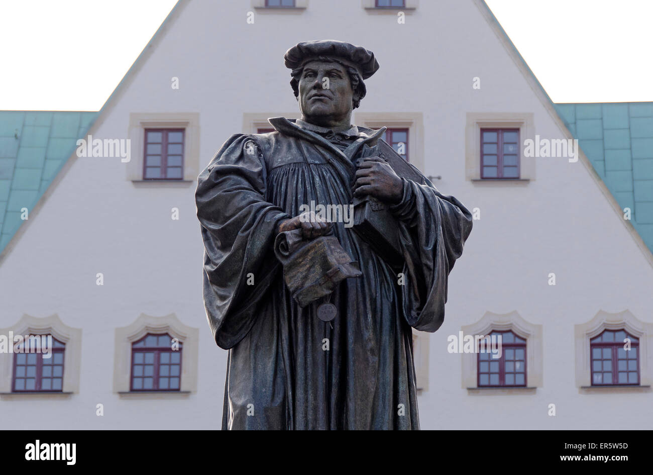 Martin Lutero monumento, la piazza del mercato, Lutherstadt Eisleben, Sassonia-Anhalt, Germania, Europa Foto Stock