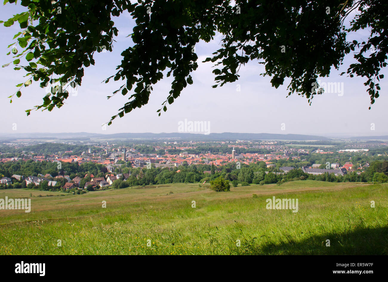 Vista verso la città di Goslar, Harz, Bassa Sassonia, Germania, Europa Foto Stock