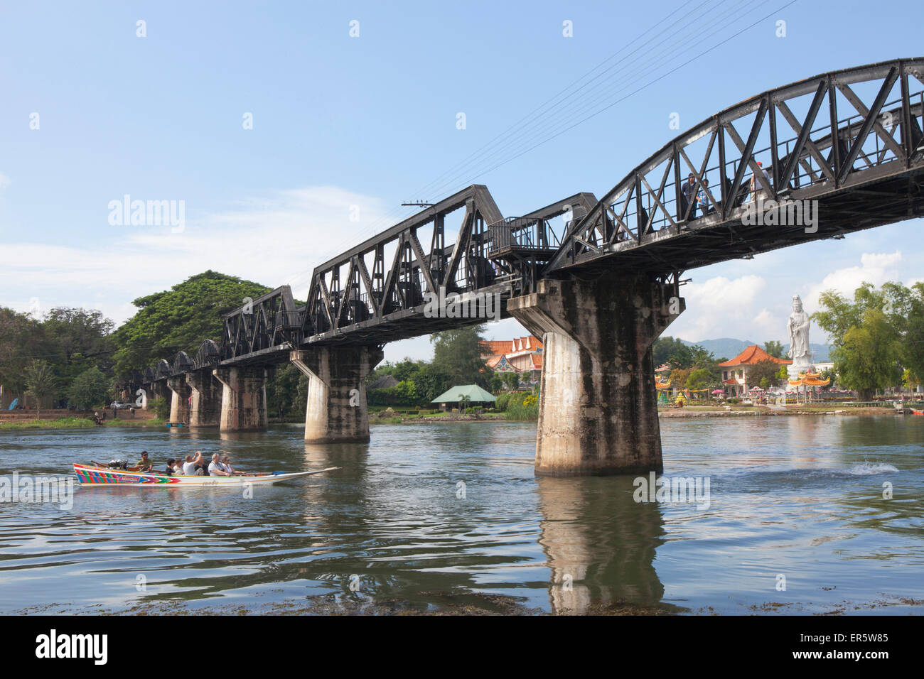 Il leggendario ponte sul fiume Kwai, Kanchanaburi, la Provincia di Kanchanaburi, Thailandia, Asia Foto Stock