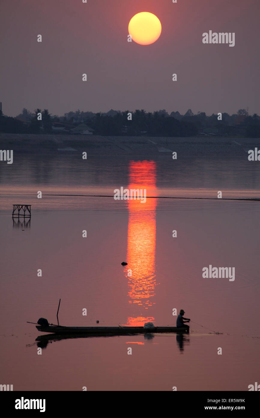 La pesca in barca sul fiume Mekong al tramonto in Vientiane, la capitale del Laos, Asia Foto Stock