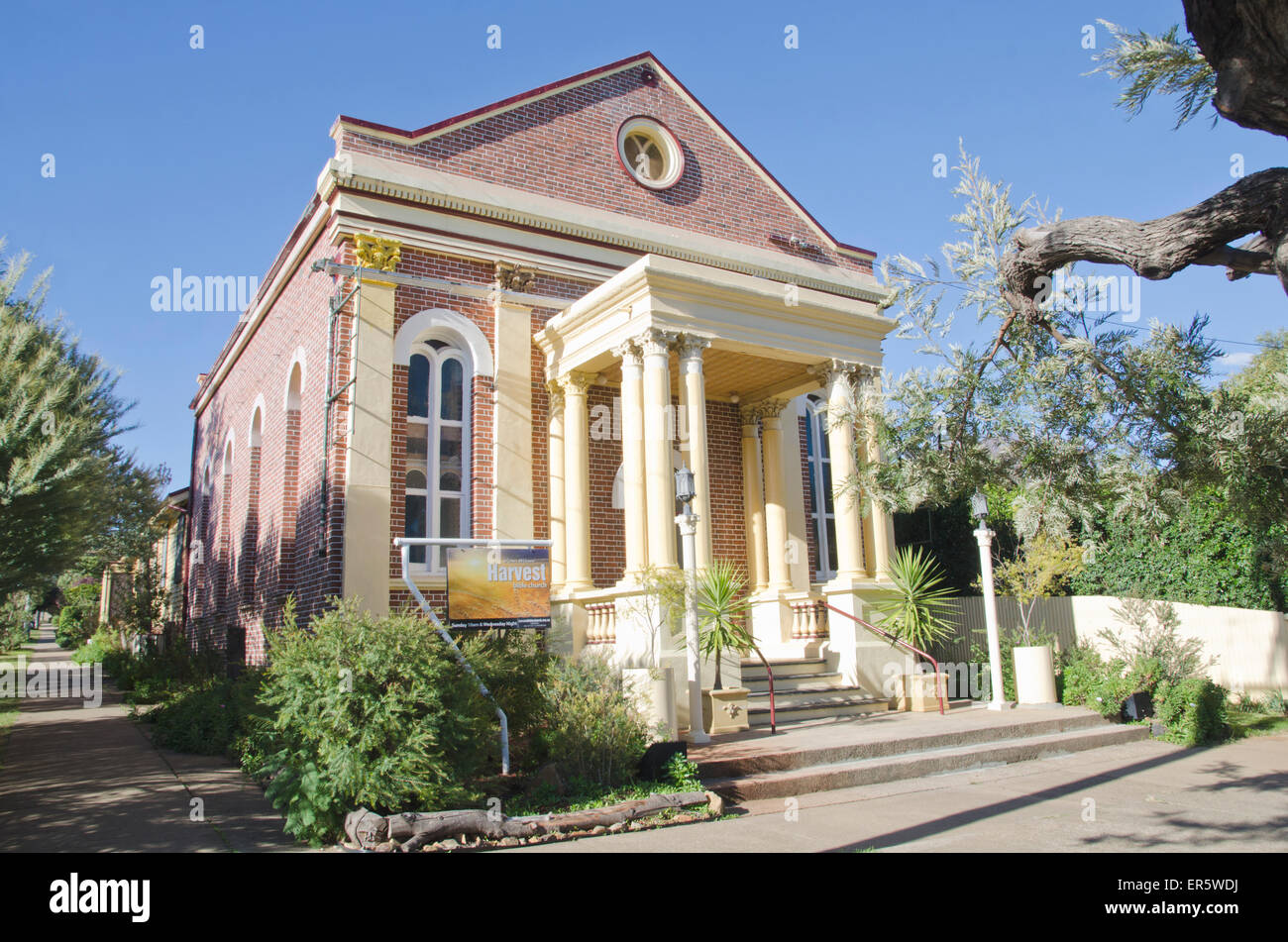 Un edificio pubblico (chiesa) con portico colonnato.Tamworth Australia Foto Stock