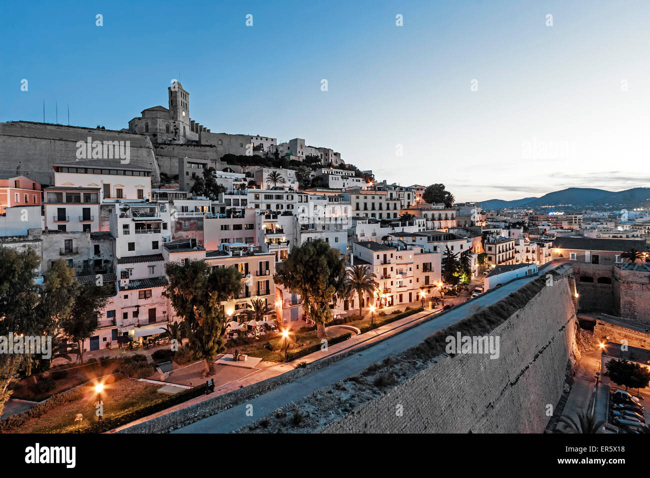 Tramonto sulla città vecchia e la fortezza, Dalt Vila, Ibiza, Isole Baleari, Spagna Foto Stock