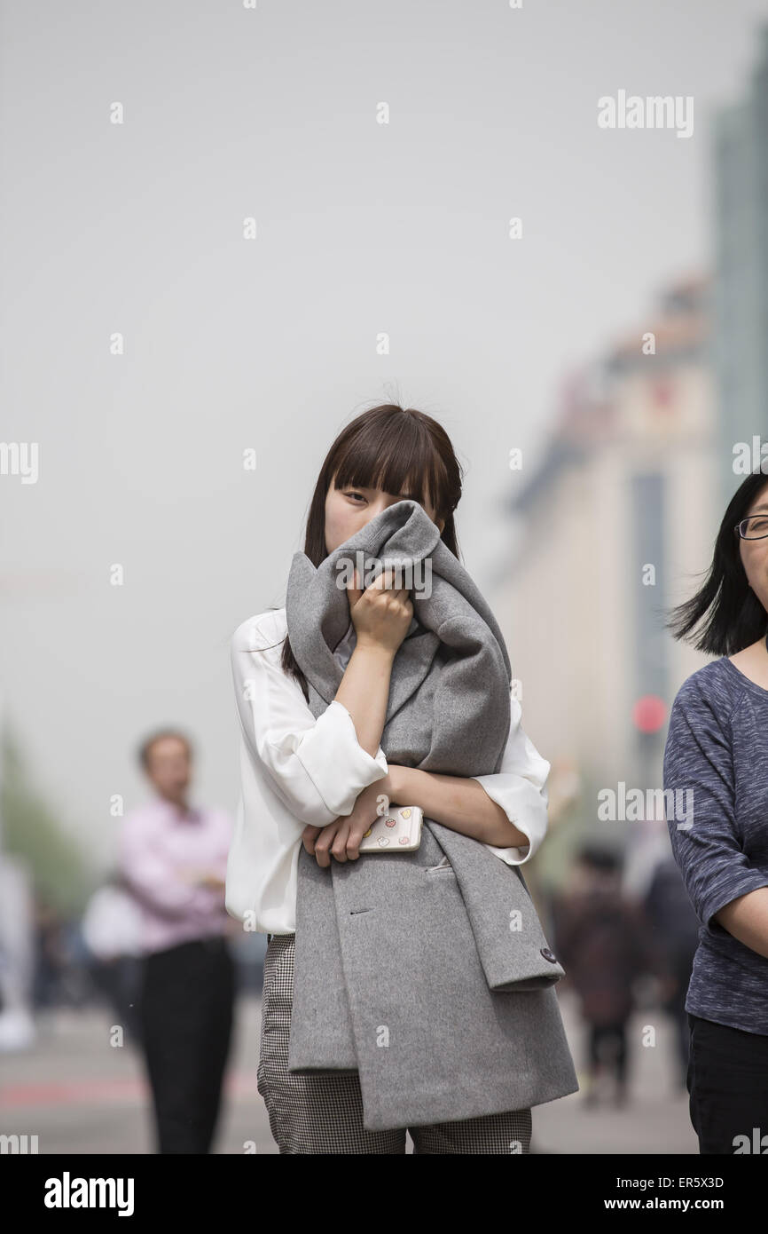 A causa della cattiva qualità dell'aria a Pechino, la gente utilizza le proprie cose per coprire il naso e la bocca, Pechino, Cina. Xv Apr, 2015. © Jiwei Han/ZUMA filo/Alamy Live News Foto Stock
