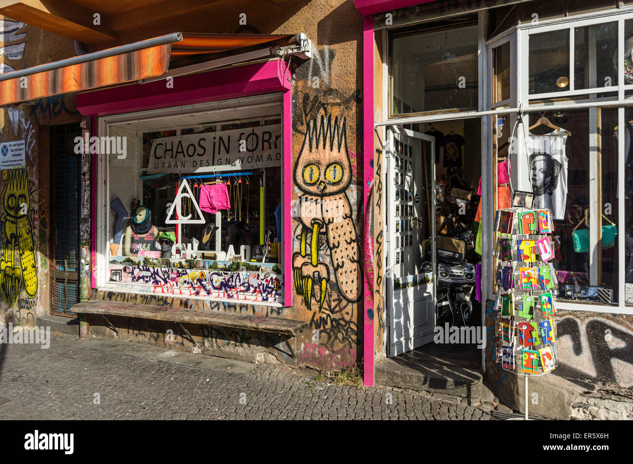 Street Cafe, Club di scena, il caos nella forma Shop, Falkenstein Street vicino a Ponte Oberbaum, Kreuzberg di Berlino, Germania Foto Stock