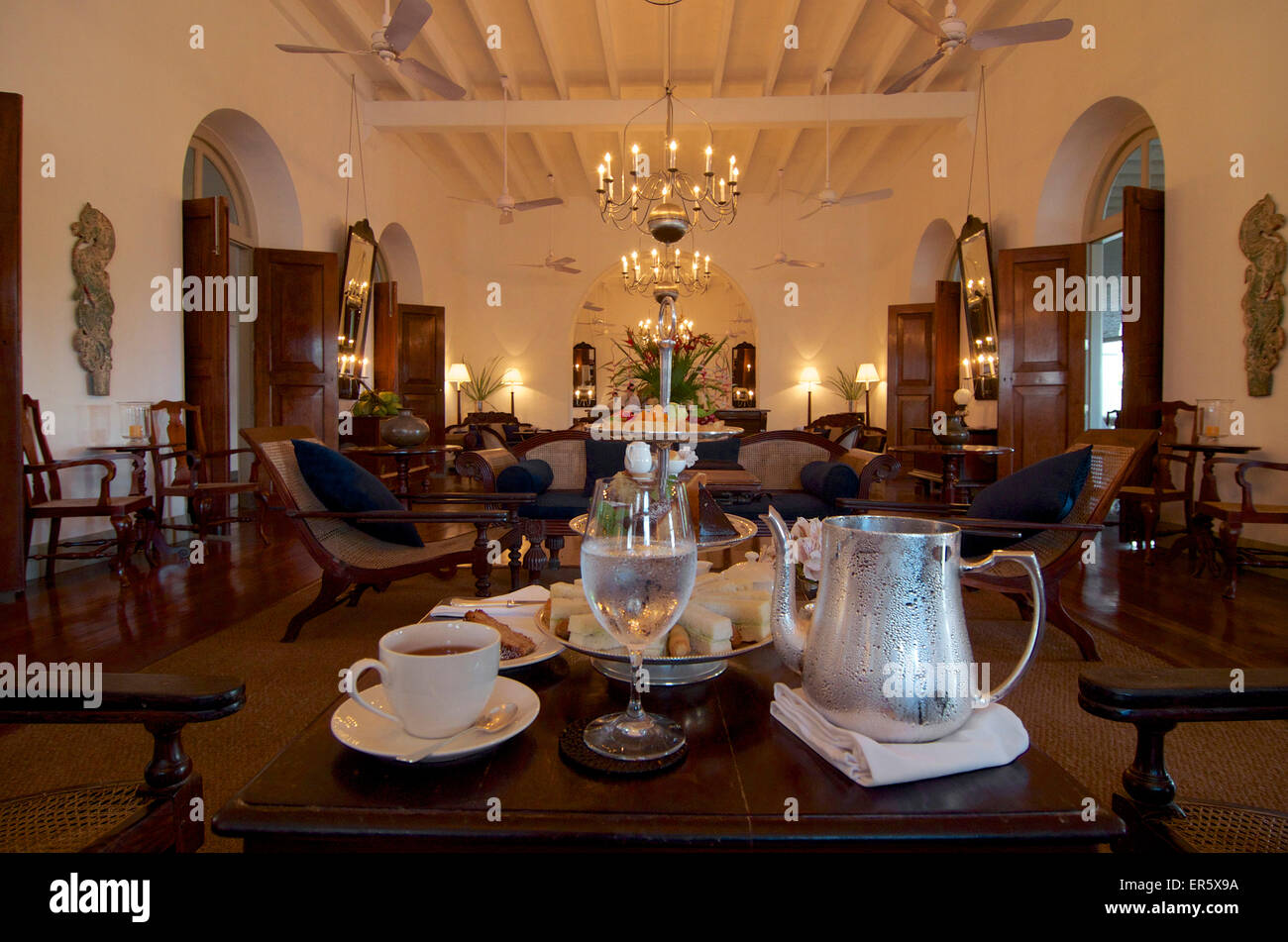 Bello stile coloniale e camera, high tea in hotel di lusso a 5 stelle Hotel Amangalle, Galle, costa sudovest, Sri Lanka Foto Stock