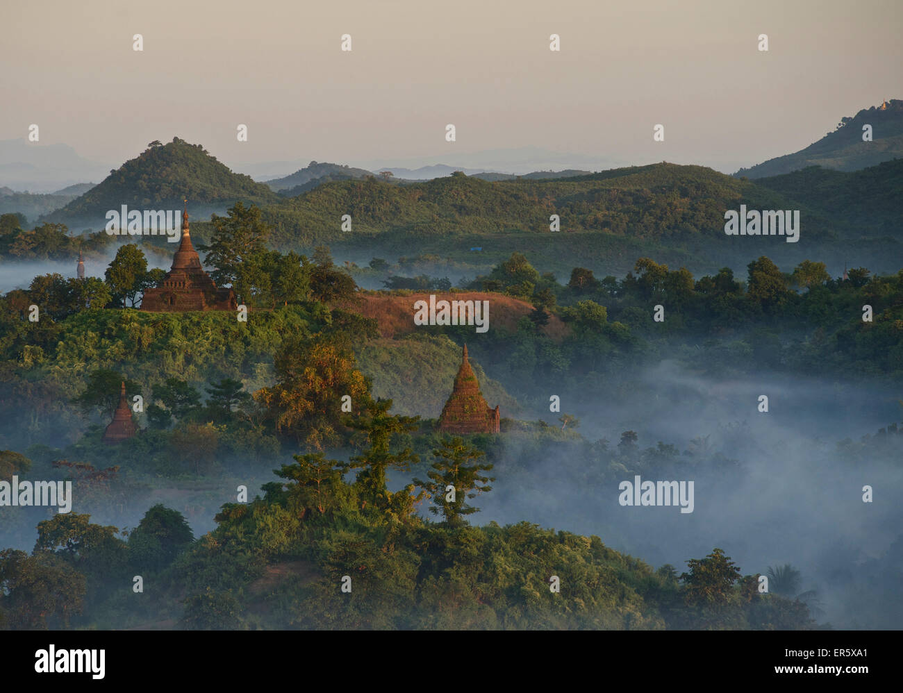 Vista sulle colline e pagode in serata nebbia a Mrauk U, Myohaung a nord di Sittwe, Akyab, Stato di Rakhine, Arakan, Myanmar, Foto Stock