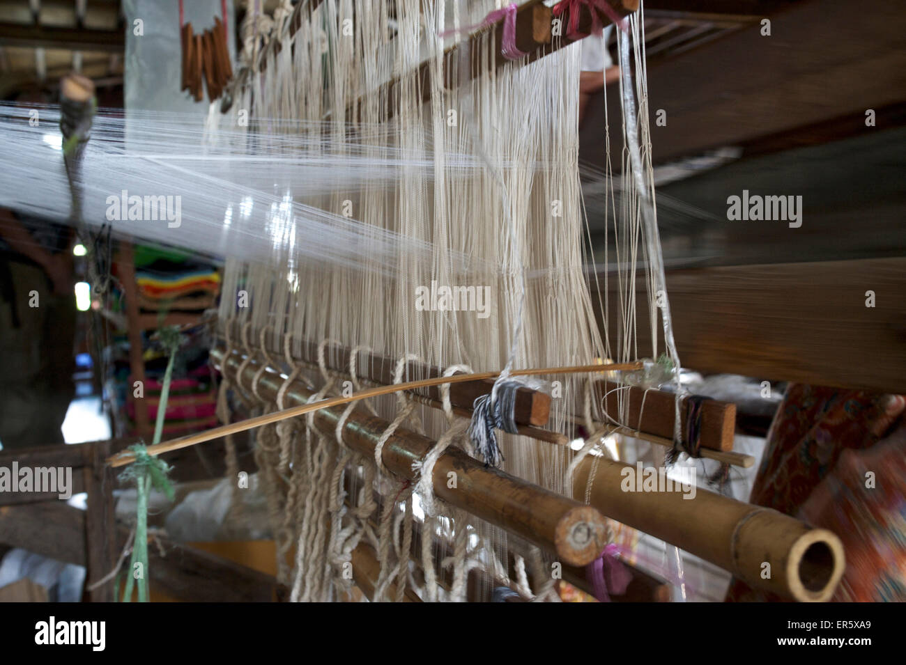 Lotos la tessitura della seta, Lago Inle, Shan Staat, MYANMAR Birmania Foto Stock