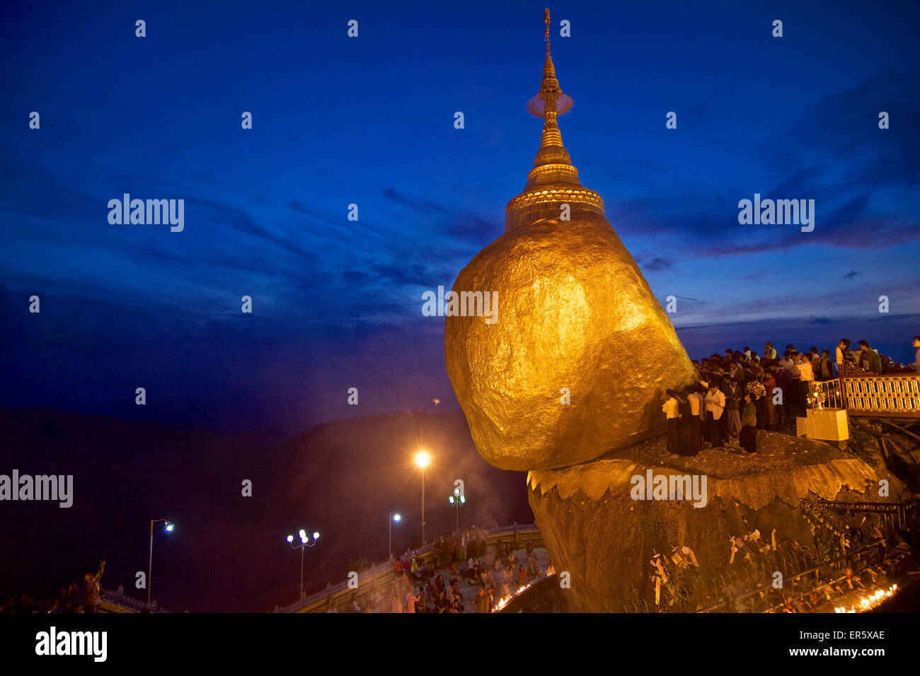 Pellegrini buddista al Golden Rock per celebrare novembre fuell luna Tazaungdaing, Kyaiktiyo, Stato Mon, Myanmar Foto Stock