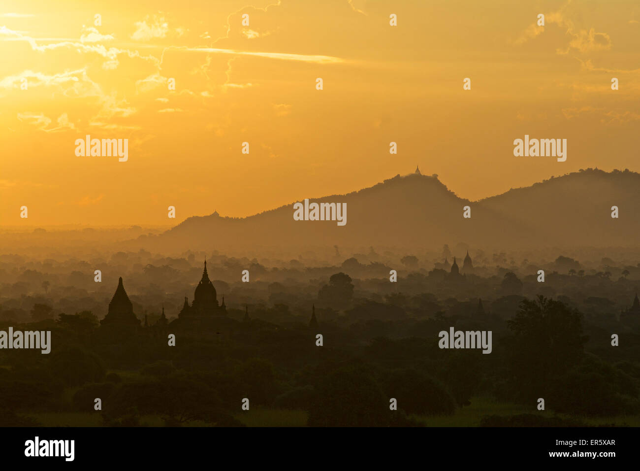 Sunrise presso le pagode presso Old Bagan, MYANMAR Birmania Foto Stock