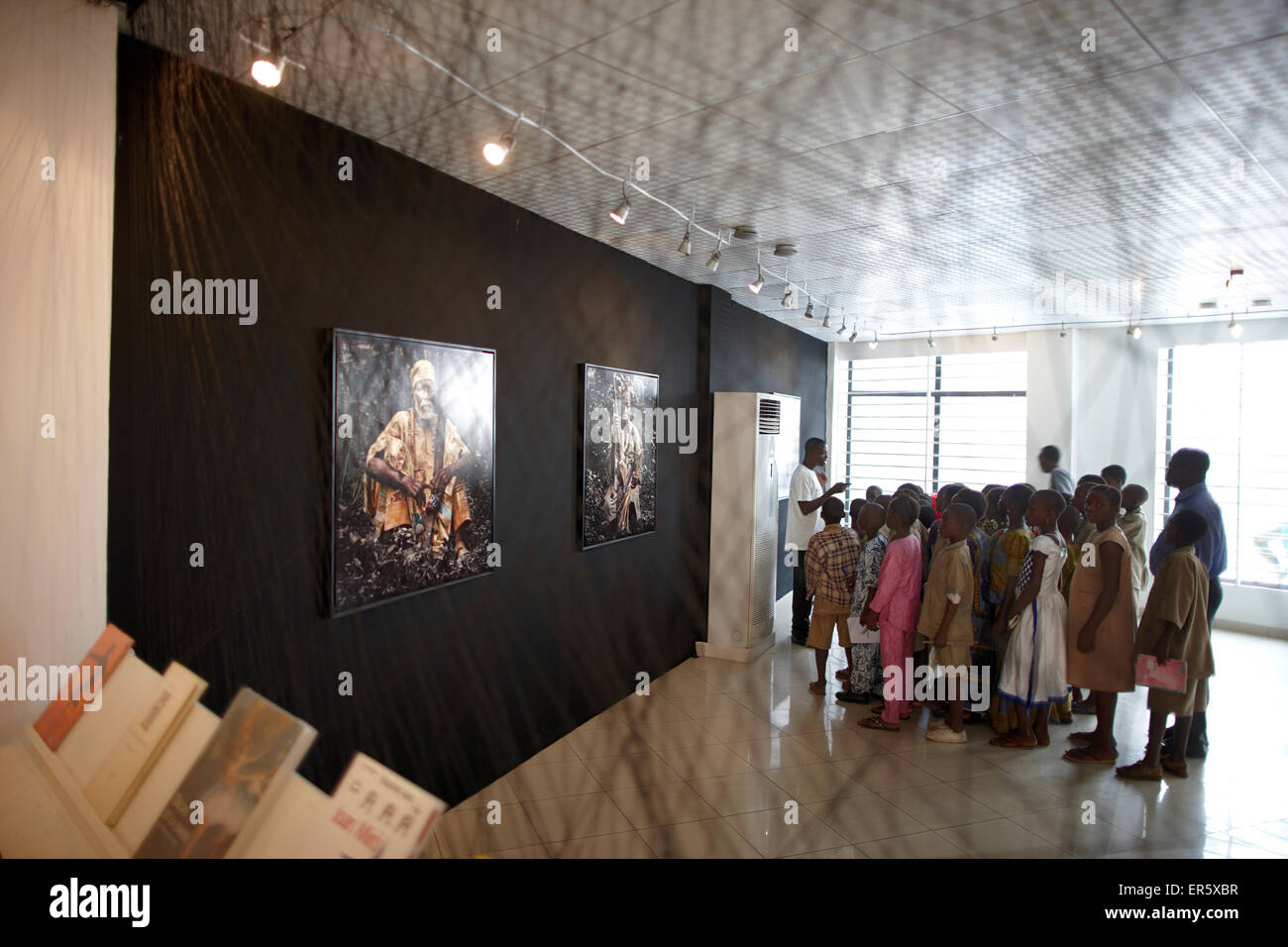 Classe scolastica visitando una mostra fotografica africana di arte contemporanea, la Fondazione Zinsou, Cotonou, Dipartimento di litorale, Benin Foto Stock