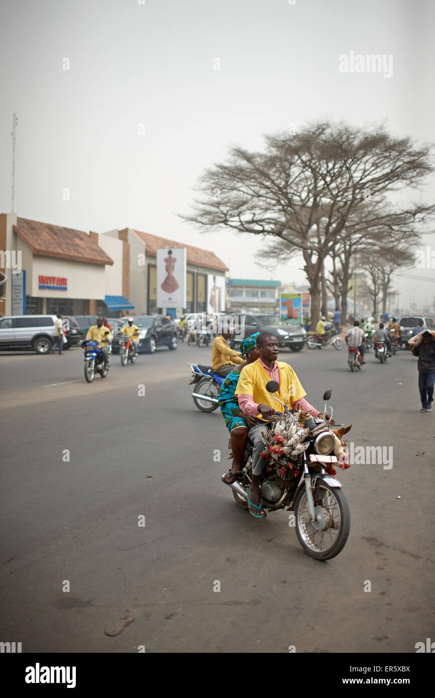Zemidjans motociclo taxi sulla strada per il mercato, Ganxi, Cotonou, Benin Foto Stock