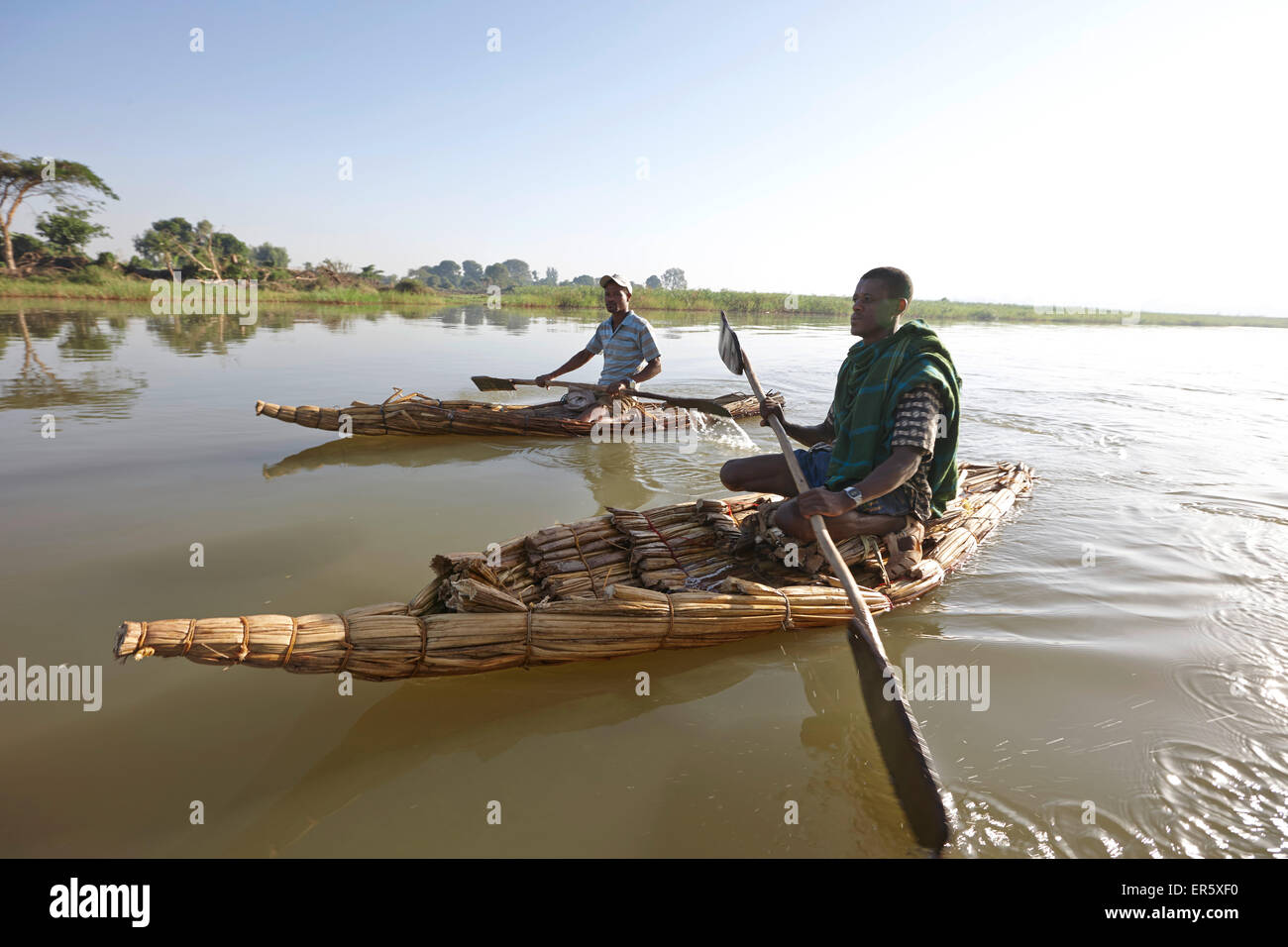 Gli uomini in barche di papiro, Lago Tana, Bahir Dar, Amhara Region, Etiopia Foto Stock