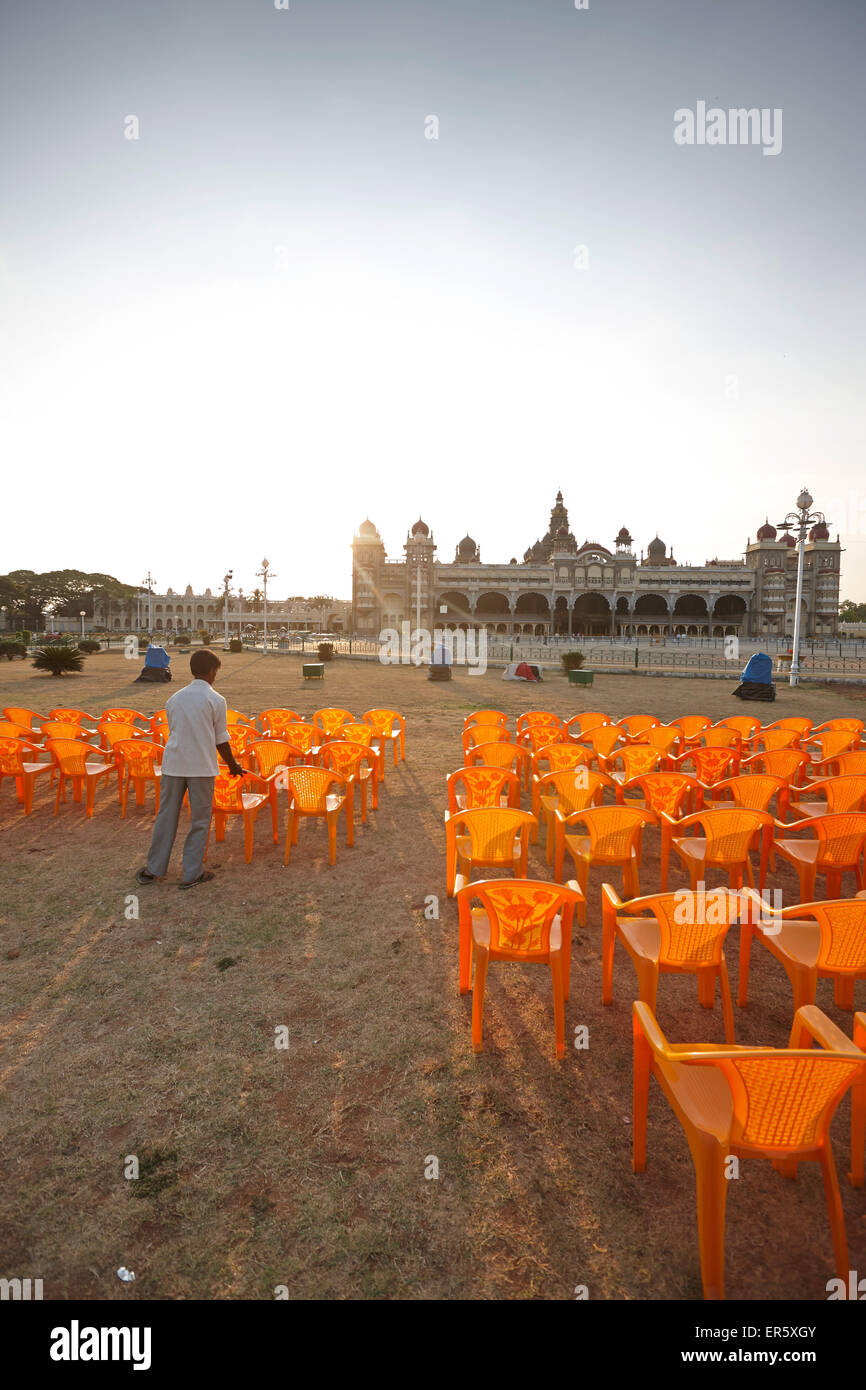 Preparazione per la luce della sera show, Amba Vilas Palace, Mysore, Karnataka, India Foto Stock