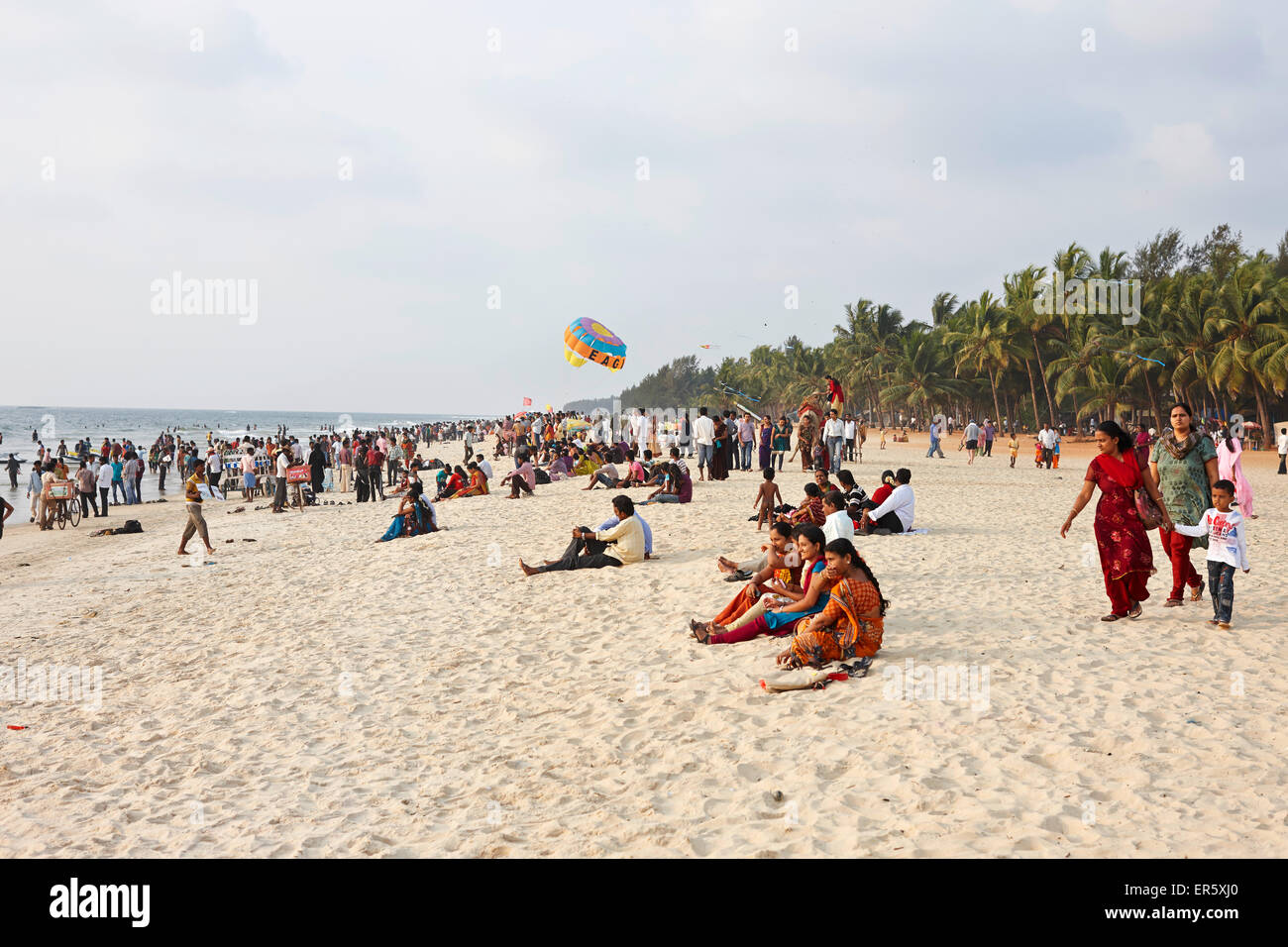 I visitatori a Malpe Beach, Udipi, Karnataka, India Foto Stock