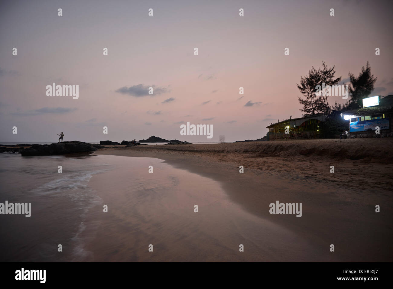 Il Beach bar alla spiaggia di Om in serata, Gokarna, Karnataka, India Foto Stock