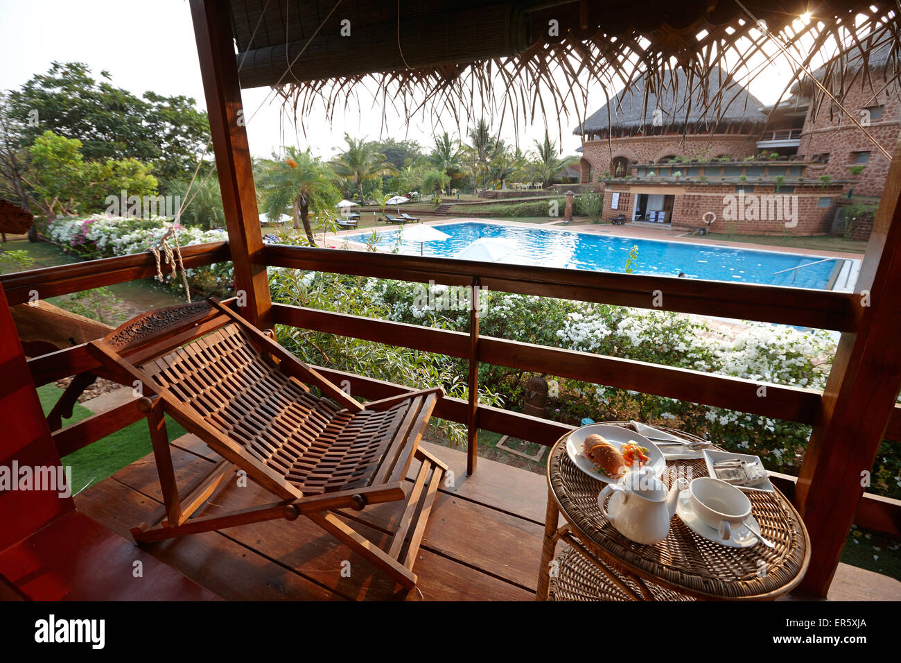 Balcone di un bungalow per gli ospiti del resort, Gokarna, Karnataka, India Foto Stock
