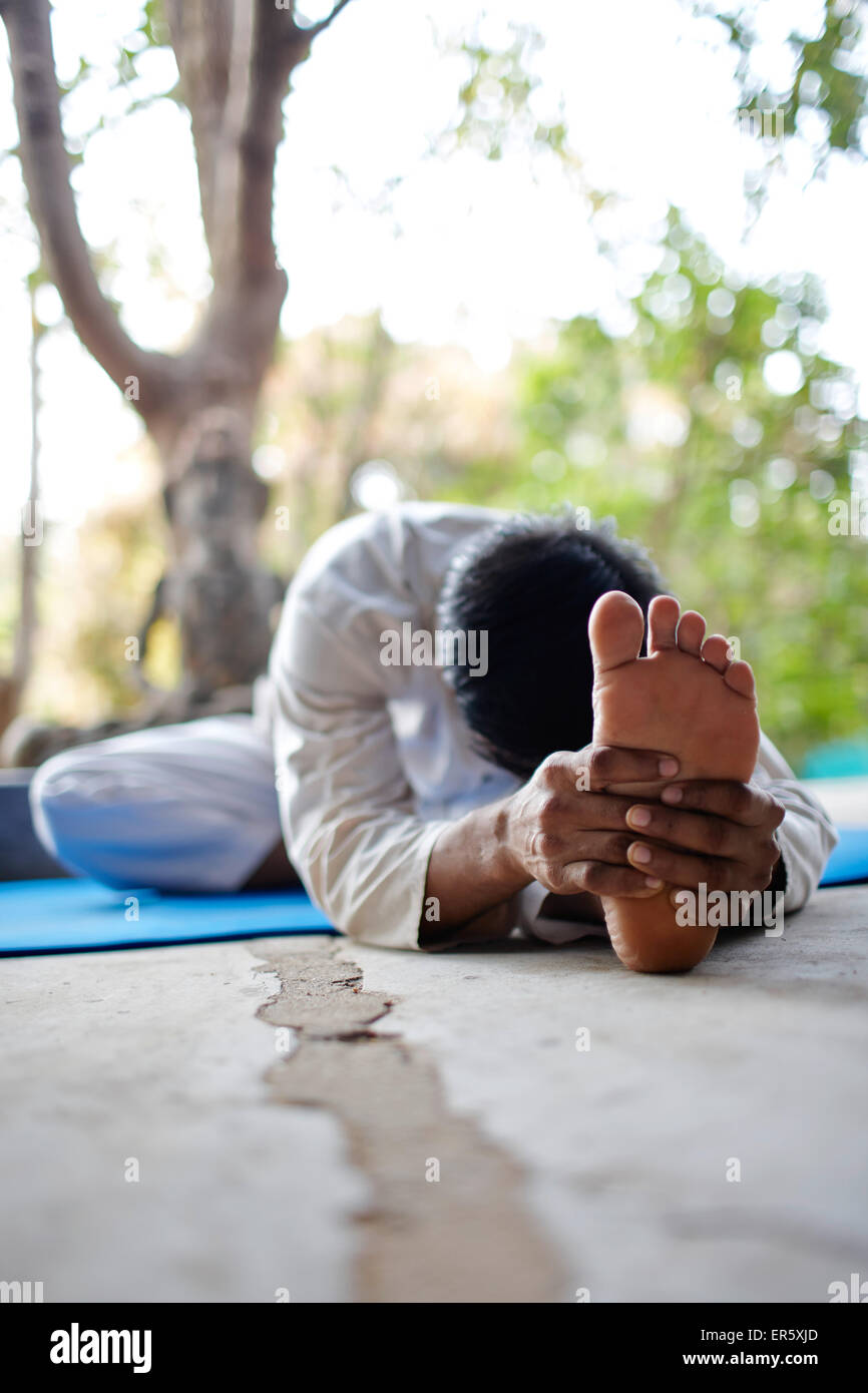 L'uomo la pratica dello yoga, Gokarna, Karnataka, India Foto Stock