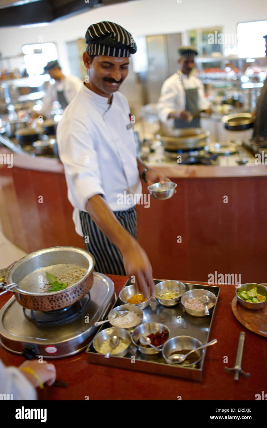 Lo chef che mostra gli ingredienti in un hotel ristorante, Gokarna, Karnataka, India Foto Stock