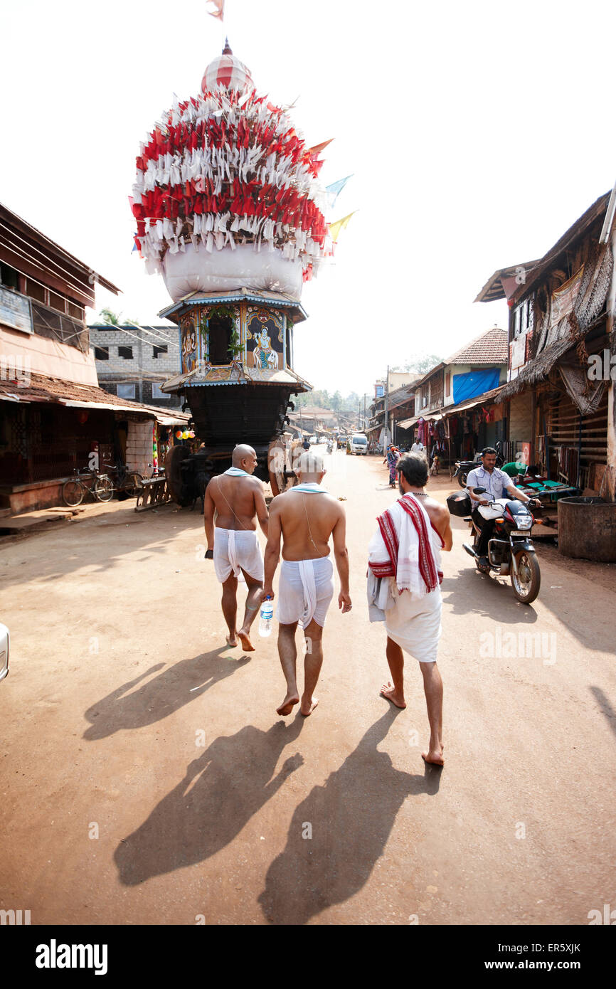 Pellegrini passando Rathayatra carro, Mahabaleshwar tempio, Gokarna, Karnataka, India Foto Stock