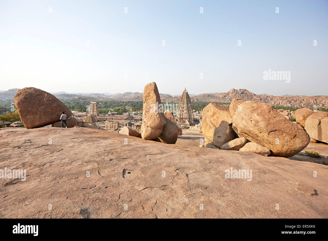 Rocce di granito a Hemakuta Hill, Tempio Virupaksha in background, Hampi, Karnataka, India Foto Stock