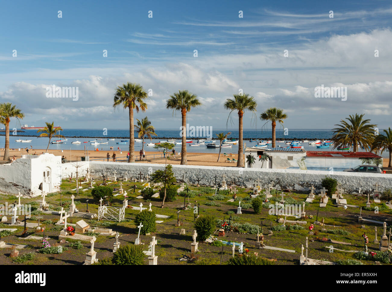 Antico Cimitero con spiaggia e palme in background, Playa de Las Teresitas, nei pressi di San Andres, costa, Oceano Atlantico, T Foto Stock