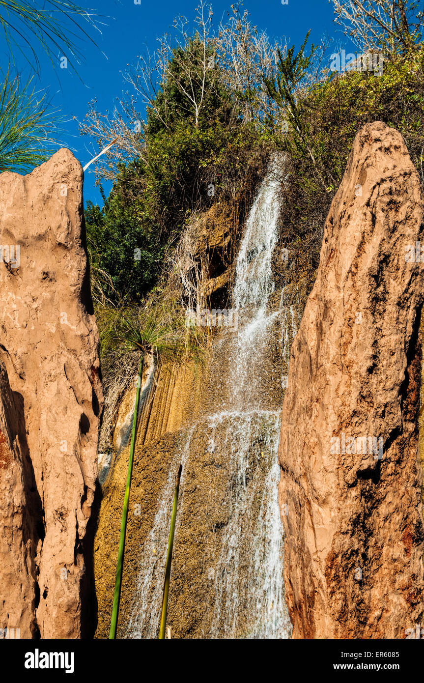 Little Falls come una continuazione del flusso facendo strada tra le rocce di colore giallo Foto Stock