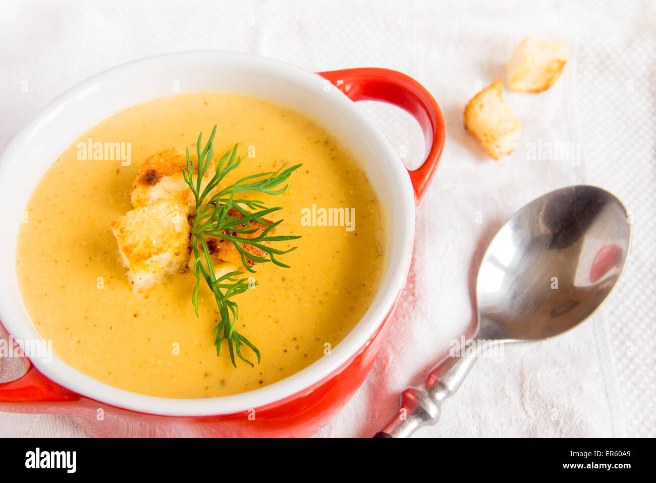 Crema di lenticchie zuppa con crostini e aneto, orizzontale close up Foto Stock