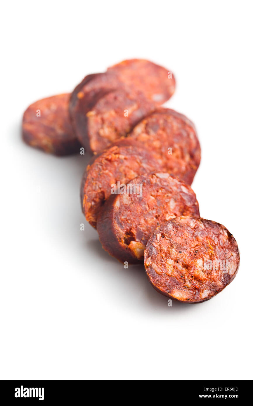 Fette di salsiccia secca su sfondo bianco Foto Stock