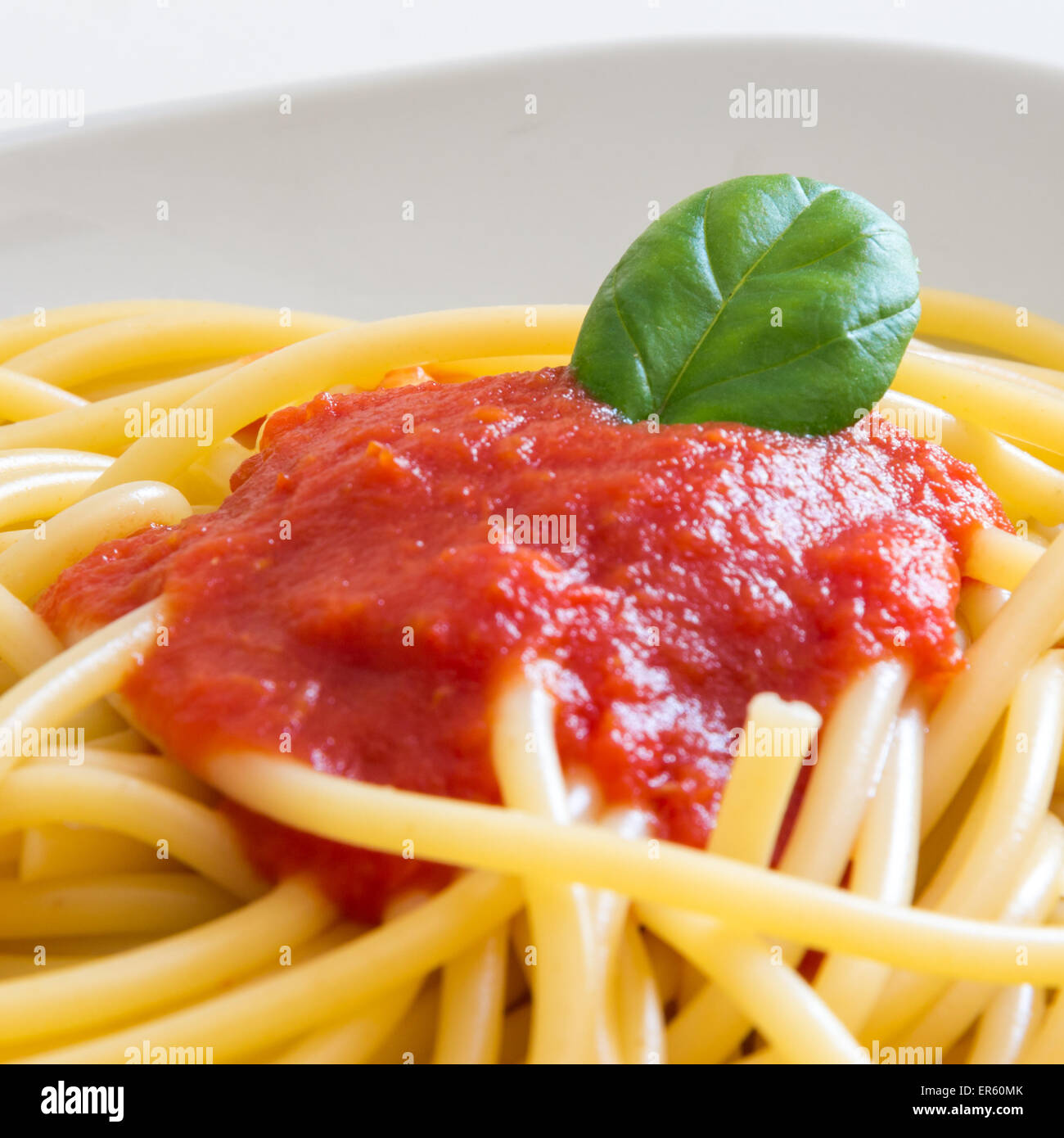 Italiano piatto di spaghetti al pomodoro e basilico Foto Stock