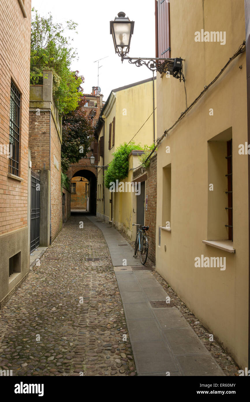 Piccola strada antica nel vecchio centro di Ferrara, Italia Foto Stock