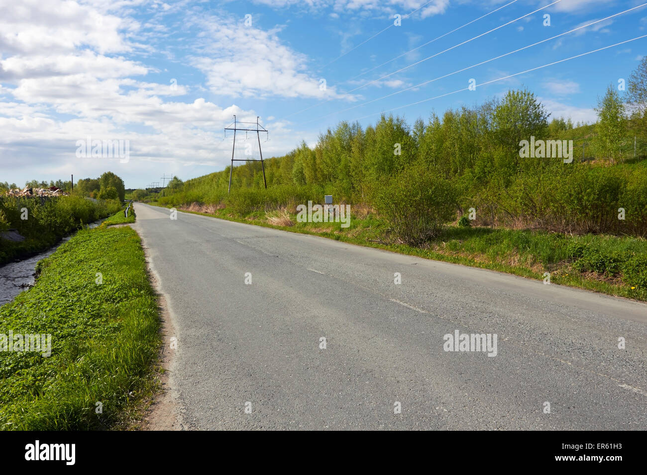 Strada diritta con linee elettriche Foto Stock