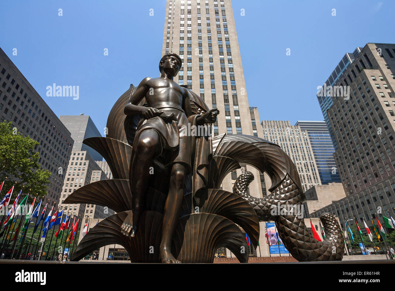 Scultura maschio nella parte anteriore della parte inferiore della Plaza Garden Cafe, Rockefeller Center, Manhattan, New York, Stati Uniti d'America Foto Stock