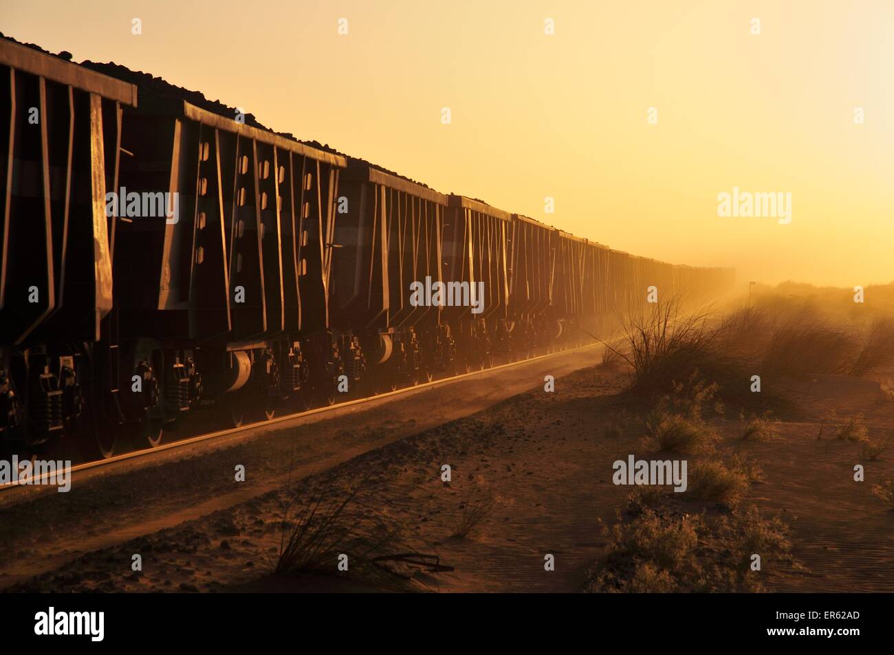 Stazione ferroviaria attraverso il deserto per il trasporto del minerale di ferro da M'Haoudat a Nouadhibou porta, Dakhlet Nouadhibou regione Foto Stock