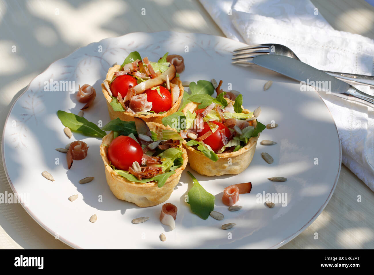 Il prosciutto della Foresta Nera insalata in cesti di pasticceria Foto Stock