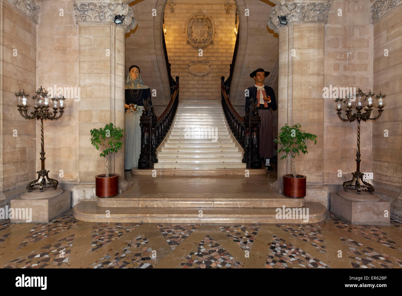 Scala con tradizionali figure giganti, cittadini, Gigantes, municipio storico di Palma di Maiorca, Maiorca, isole Baleari Foto Stock