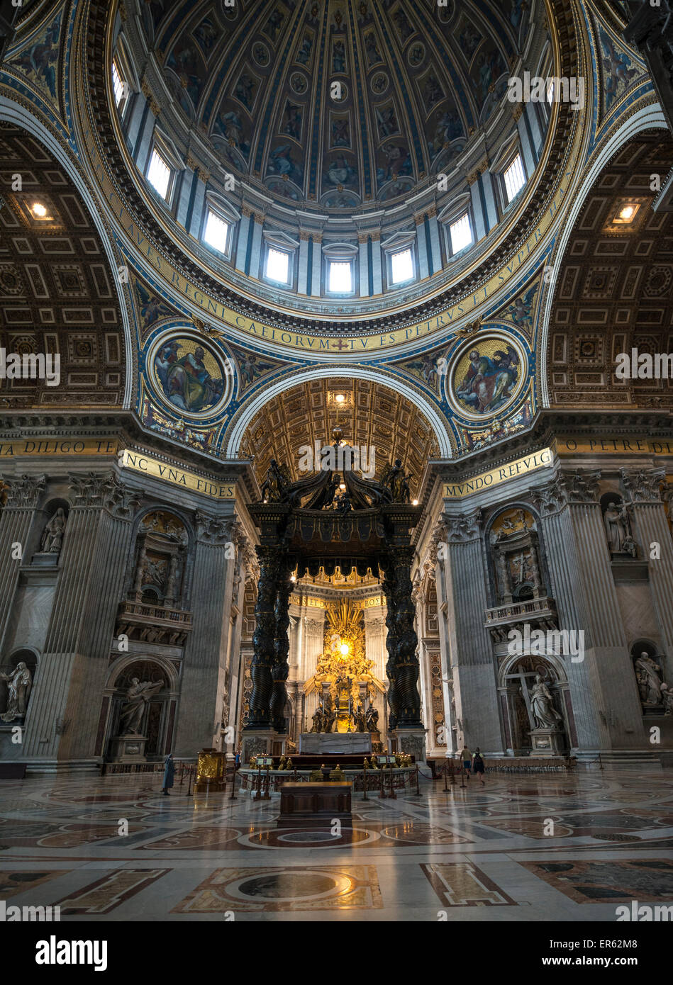 Baldacchino del Bernini sopra l altare papale nella Basilica di San Pietro la cupola michelangiolesca sulla parte superiore, Vaticano, Roma, lazio, Italy Foto Stock