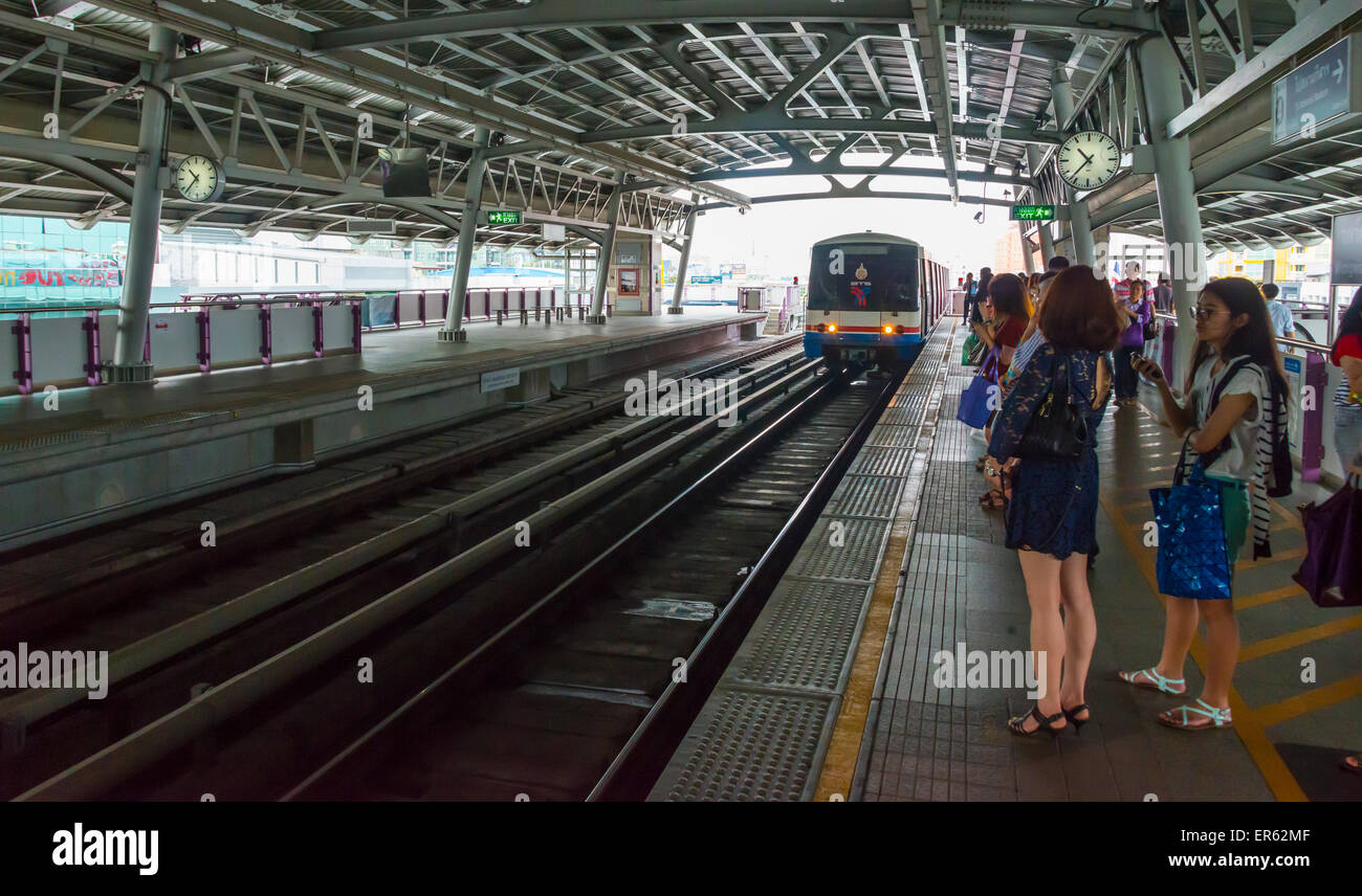 BTS Skytrain, Bangkok Mass Transit System, entrando in treno la stazione, piattaforma, Bangkok, Thailandia Foto Stock