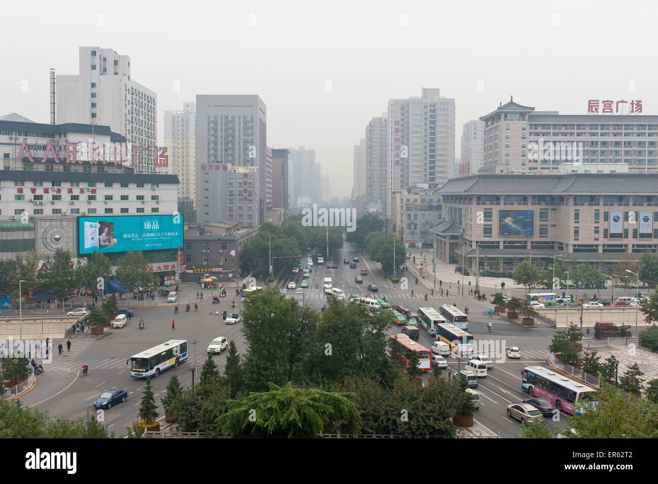I grattacieli di grigio e il traffico pesante, Xi'un, Provincia di Shaanxi, Cina Foto Stock